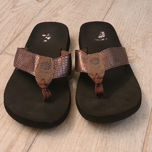 Bronze Yellow Box Textured Sandals In A Size 10